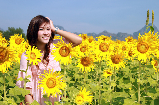 Women in the field of sunflowers - Foto, afbeelding