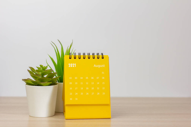 Voltea el calendario para agosto de 2021. Calendario de escritorio para planificar, asignar, organizar y administrar cada fecha. - Foto, imagen