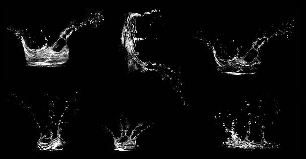 Colección de gotas de agua dispersas sobre un fondo negro. Recogida de la distribución de agua. salpicadura de agua aislado sobre fondo negro - Foto, imagen