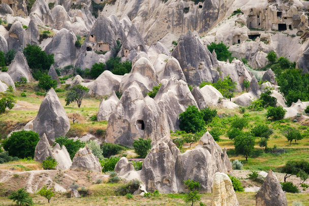 Kövek a völgyben. Cappadocia, Törökország. Kilátás a sziklákra. Tájkép nyaranta. UNESCO örökség. Nyaralás és turizmus. - Fotó, kép
