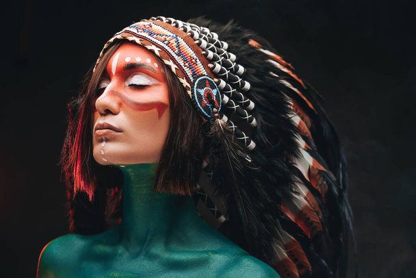 Mujer de ensueño con maquillaje usando ropa de cabeza india - Foto, imagen