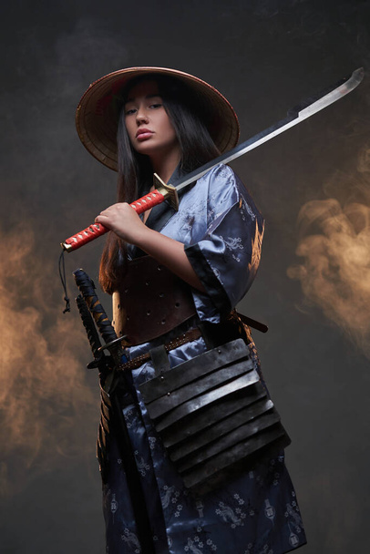 Japonská žena asasín s bambusovým kloboukem a katana - Fotografie, Obrázek
