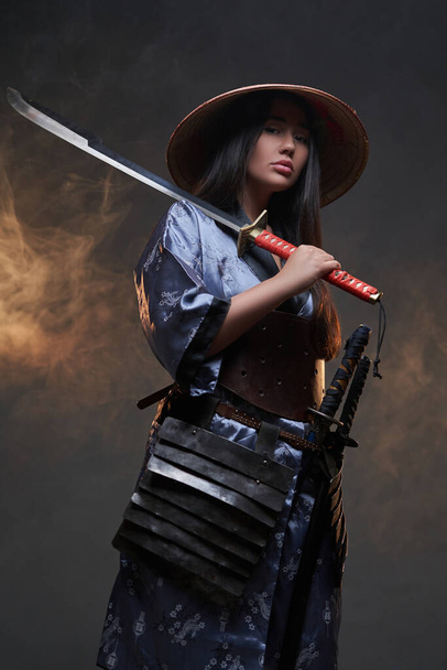 Peleadora japonesa con sombrero de paja y kimono - Foto, Imagen