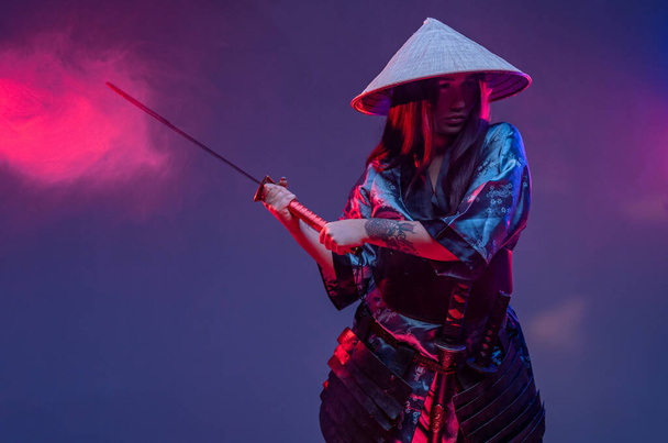 Mujer combativa samurai en estilo cyberpunk con katana - Foto, Imagen