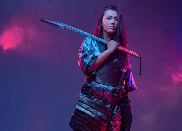 Mulher vestida com roupa samurai com katana - Foto, Imagem