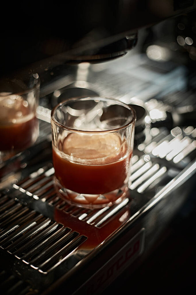 Selective focus on Iced americano coffee in the glass - Foto, Imagem