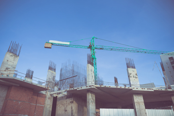 stavební jeřáb a stavební místo pod modrou oblohou  - Fotografie, Obrázek