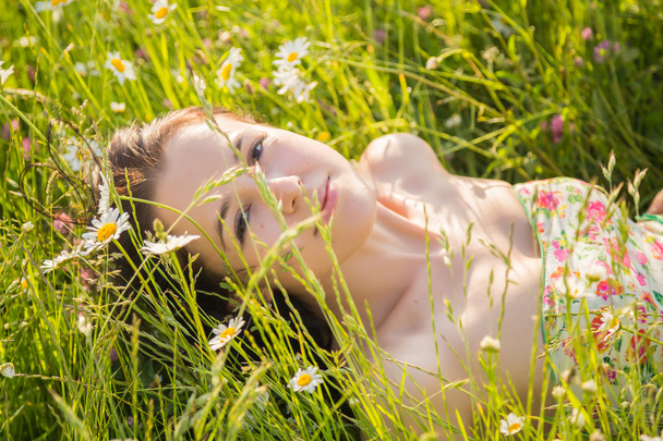Güzel kadınla çimenlerin üzerinde - Fotoğraf, Görsel