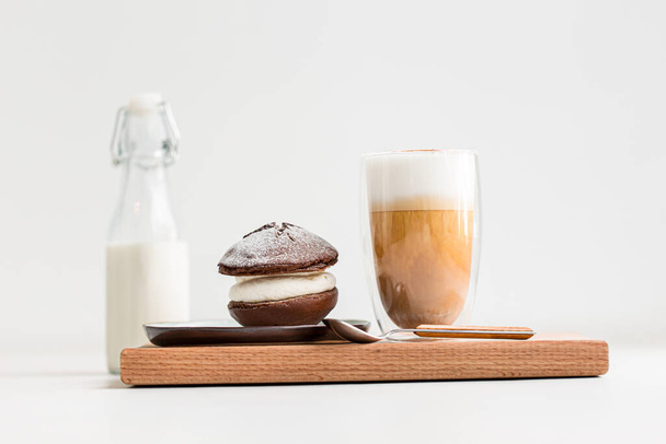 Coffee latte with whoopie pie cream dessert - Zdjęcie, obraz