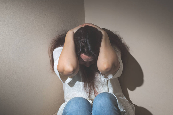 Jonge vrouw lijdt aan een zeer sterke depressie of angst - Foto, afbeelding