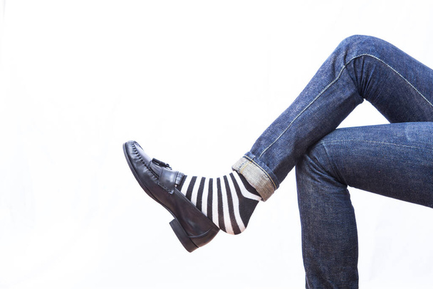 Zapatos de cuero sobre fondo blanco con jeans - Foto, imagen