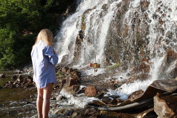 ein sehr sexy nasses Mädchen am großen Wasserfall - Foto, Bild