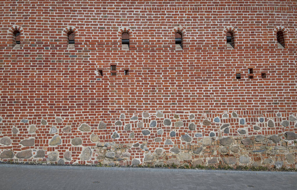 Mur du monastère médiéval orthodoxe rénové à Vilnius, Lituanie. Brique rouge, blocs de granit. - Photo, image