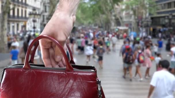 Χέρι κλέβει πορτοφόλι με χρήματα μέσα από ένα πορτοφόλι στη Βαρκελώνη - Πλάνα, βίντεο