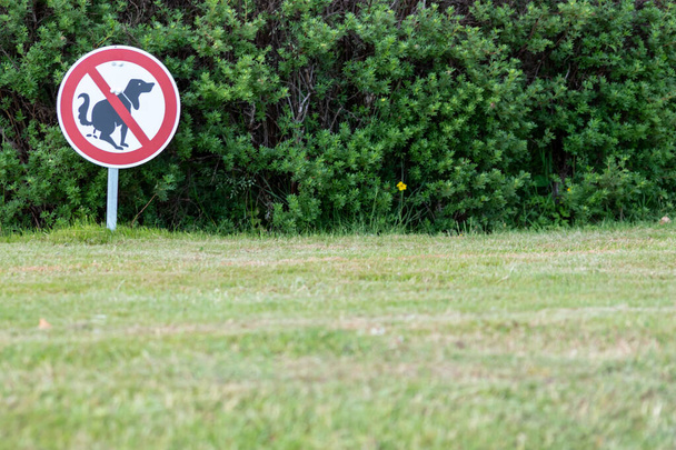 Prohibition sign to avoid dog shit in a private garden keeps the city clean and the grass fields clean as well otherwise a penalty has to be payed by the dog owner - Fotoğraf, Görsel