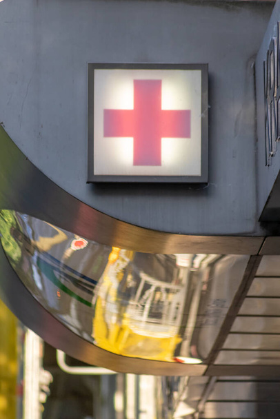 sinal de cruz médica no edifício - Foto, Imagem