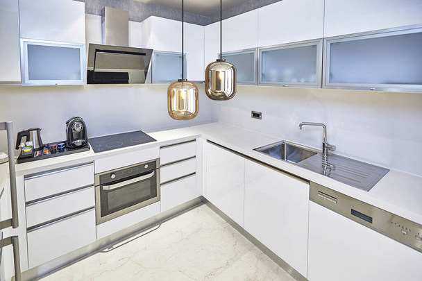 nový design interiéru čistá kuchyň pro domácnost, hotel a obchod s bílou skříňkou - Fotografie, Obrázek