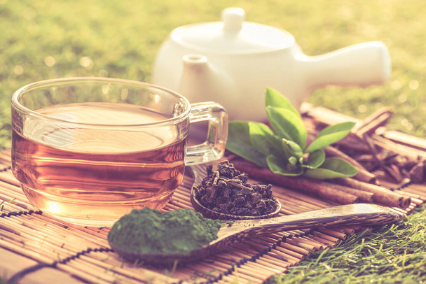 Свіжий зелений чай з чайним листям
 - Фото, зображення