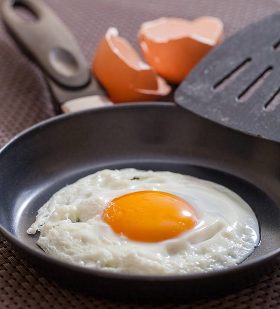huevos fritos en una sartén - Foto, imagen