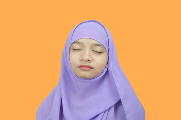 retrato chica joven desgaste purpel hijab sobre fondo naranja. - Foto, imagen