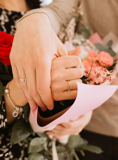 mains de jeunes mariés avec anneaux gros plan. concept de mariage - Photo, image