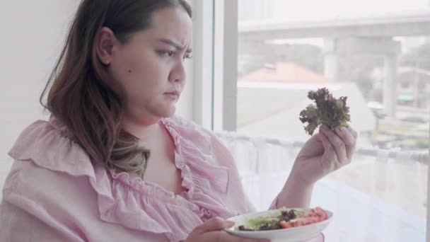 Junge asiatische Frau Fett Abneigung gegen Gemüsesalat, weibliche Hass Gemüse, aber essen für Diät Gewichtsverlust, gesunde Ernährung, weibliche Ausdruck und Emotion, plus Größe, Ernährung und Entgiftung für die Gesundheit. - Filmmaterial, Video