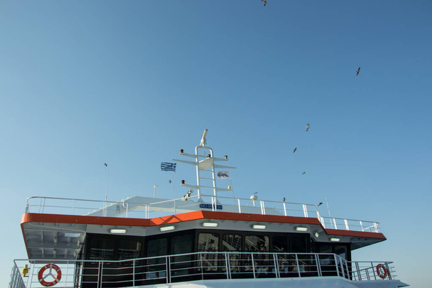 Görögország augusztus 13, 2019 Close-up view of the árboc of a ferryboat on clear sky background, ferry nautical transport, travel concept, travel destination - Fotó, kép