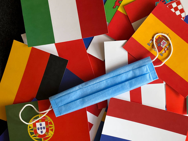 Маска на флагах мира и Европы, для спорта. Медицинская синяя маска. Туристическая поездка. Чемпионат, евро - Фото, изображение