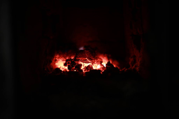 θέρμανση σόμπα στο σπίτι με κόκκινα κάρβουνα και φωτιά - Φωτογραφία, εικόνα