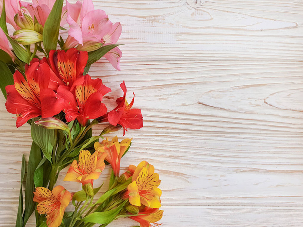 alstroemeria květina na dřevěném pozadí - Fotografie, Obrázek
