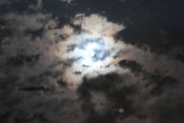 сіре небо втягує хмари в дощ
 - Фото, зображення