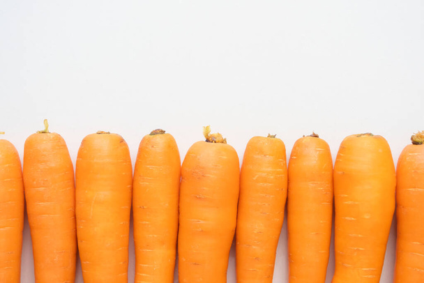 Grupo de zanahorias maduras dispuestas en fila - Foto, imagen