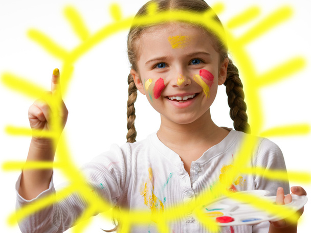 glücklicher Sommer, schönes Kind - süßes Mädchen, das Sonne malt - Foto, Bild