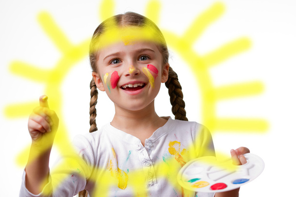 gelukkig zomer, mooie kind - schattig meisje schilderij zon - Foto, afbeelding