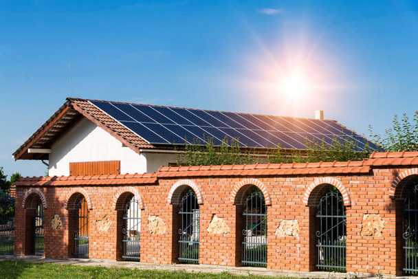 panele słoneczne na dachu z czerwonym kafelkiem - elektrownia fotowoltaiczna - Zdjęcie, obraz