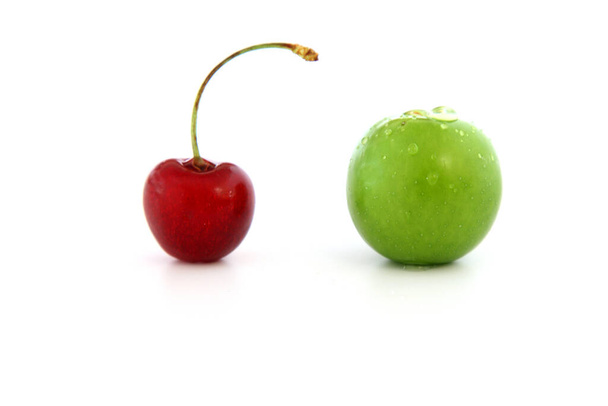 Целый свежий зеленый Can Erik сливы и вишни близко изолированы на белом фоне. зеленые сливы и вишни с первых фруктов летом - Фото, изображение