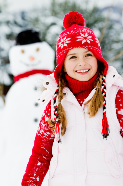 Talvi, lumiukko - ihana tyttö on hauskaa lumessa
 - Valokuva, kuva