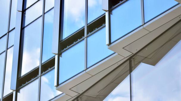 Lasi ja alumiini julkisivu moderni toimistorakennus. Näkymä futuristinen arkkitehtuuri. Toimistorakennus pilvi heijastus ikkunoissa - Valokuva, kuva