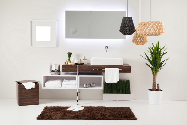 καθαρό στυλ μπάνιο και εσωτερικό διακοσμητικό σχεδιασμό, ξύλινα ντουλάπια - Φωτογραφία, εικόνα