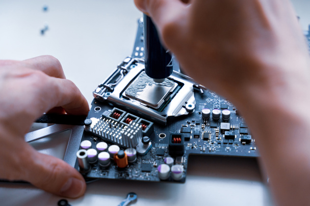 Computer reparieren. Technologie-Wartungs-Hardware von Mann Ingenieur. Elektroniker PC-Service - Foto, Bild