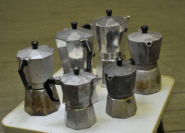 koffie zetten met een moka pot, fornuis koffiezetapparaat - Foto, afbeelding