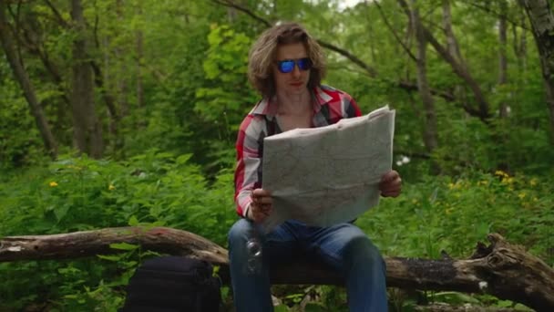 Άρρεν τουρίστας με χάρτη στο δάσος. - Πλάνα, βίντεο