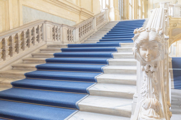 TURIN, ITALIE - CIRCA JUIN 2021 : Le plus bel escalier baroque d'Europe situé à Madama Palace (Palazzo Madama). Intérieur avec marbres de luxe, fenêtres et couloirs. - Photo, image