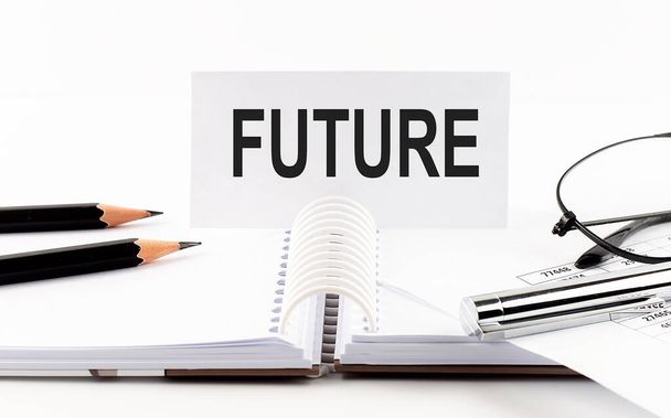 FUTURE на паперовій картці, перо, олівці, окуляри, фінансова документація на столі бізнес-концепція
 - Фото, зображення