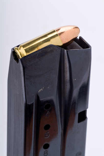 geladen 9 mm pistool magazine - Foto, afbeelding