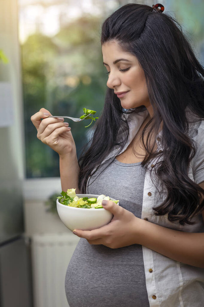 Pregnant Woman Eating Salad - 写真・画像