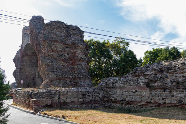 De zuidelijke poort bekend als de kamelen bij Romeinse vestingwerken in de oude stad Diocletianopolis, stad Hisarya, regio Plovdiv, Bulgarije - Foto, afbeelding