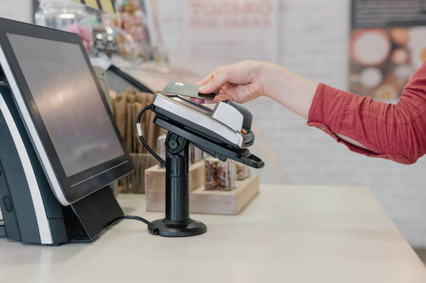 European woman paying with card at restaurant or supermarket - Foto, immagini