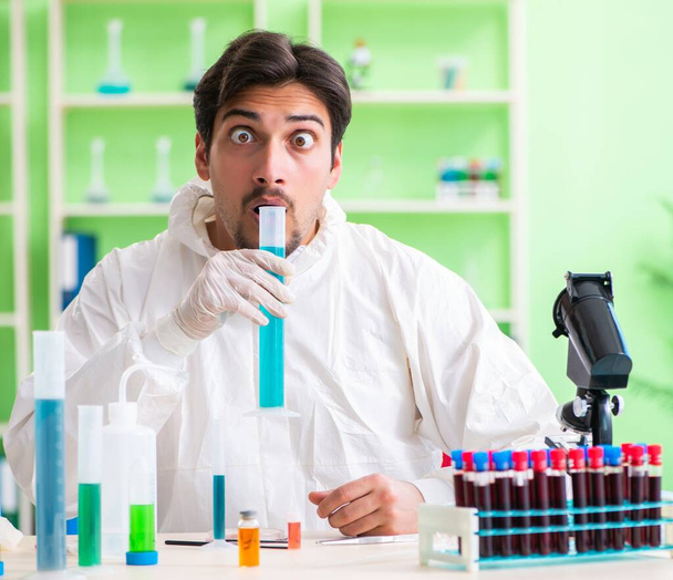 Chemik pracujący w laboratorium nad nowym eksperymentem - Zdjęcie, obraz