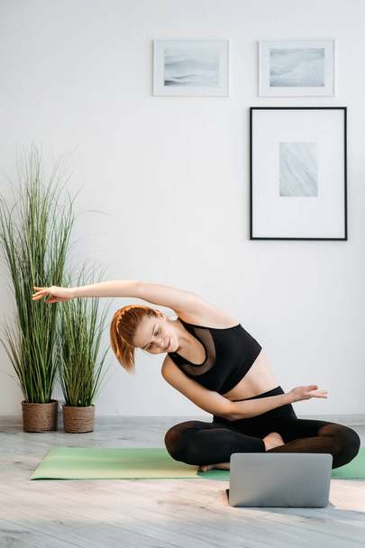 yoga online home training woman laptop exercise - Zdjęcie, obraz